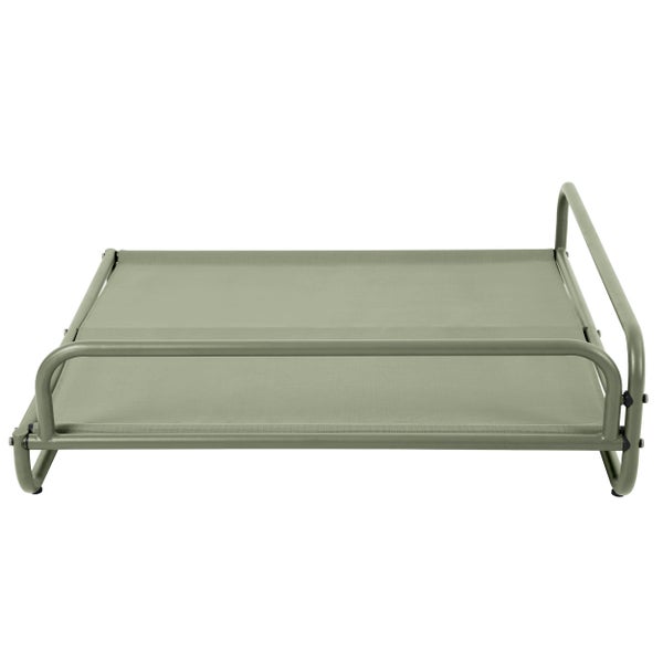 Klappbarer Gartenhocker mit grünem Metallgestell und Sitzfläche aus Mesh-Gewebe.