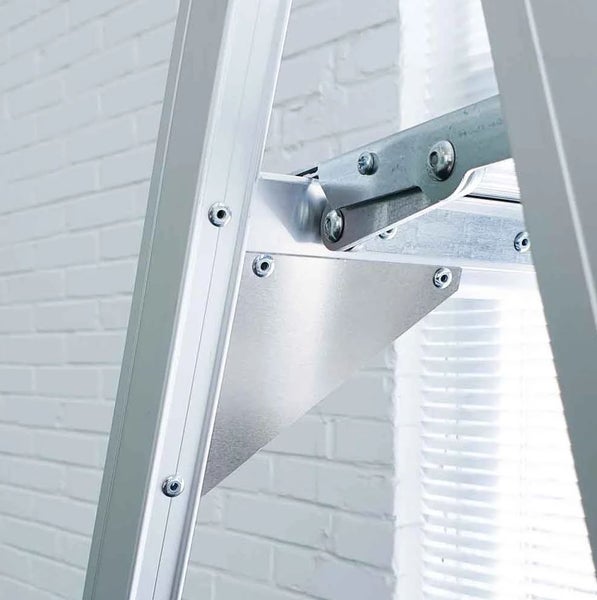 Detailansicht einer Aluminiumleiter mit Verbindungselementen und Schrauben