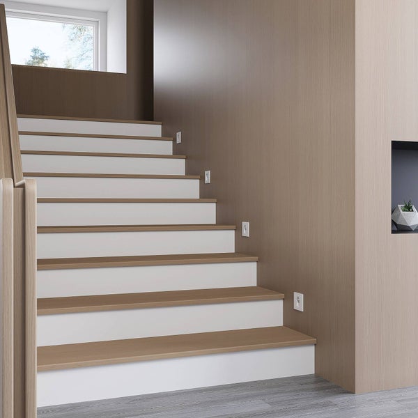 Moderne Treppe mit hellbraunen Holzstufen und weißen Setzstufen sowie rechteckigen Wandeinbauleuchten an einer beige strukturierten Wand.