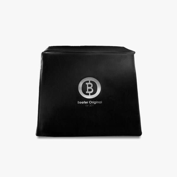 Purgrün Rosmarin Dünger als 1 Liter Konzentrat mit Dosierkappe für circa 100 Liter Gießwasser neben einer Rosmarinpflanze.