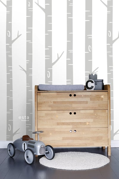 Dekoriertes Kinderzimmer mit Wickelkommode, Spielzeugauto und Baumtapete