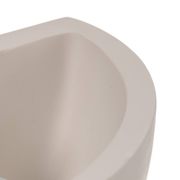 Nahaufnahme vom Rand und Innenbereich eines glatten Waschbeckens.