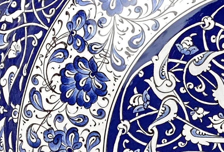 Nahaufnahme von Keramik mit Blumenmuster