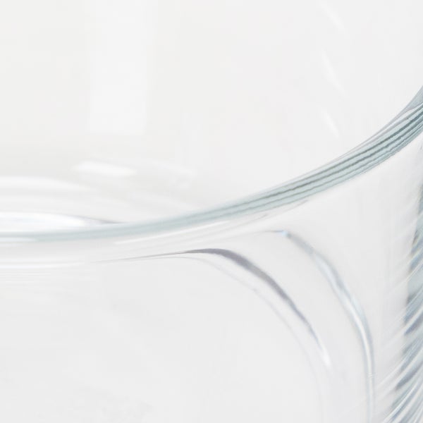 Detailaufnahme vom glatten Rand einer transparenten Glasschale.