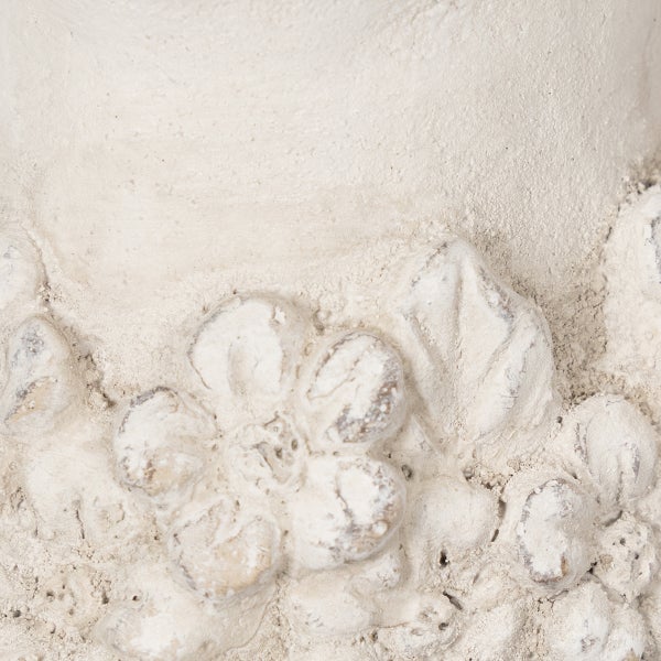 Nahaufnahme einer Pflanzschale mit floralem Muster