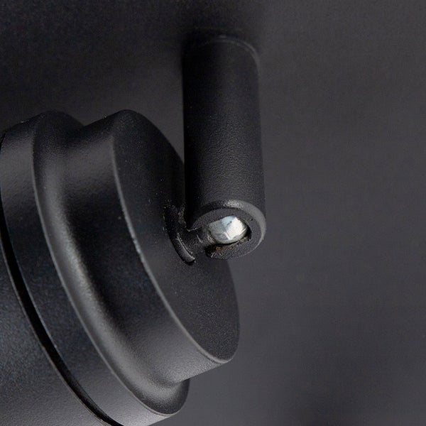 Detailaufnahme einer schwarzen Deckenleuchte mit Schwenkarm