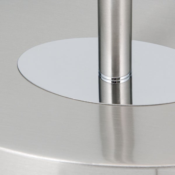 Detailaufnahme eines Lampenfußes aus Metall
