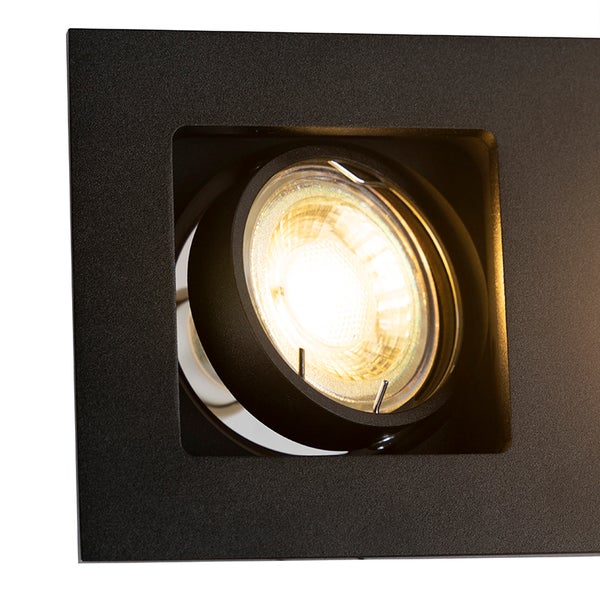 Quadratischer Einbaustrahler in Schwarz mit schwenkbarem rundem Spot, eingeschaltetes Leuchtmittel mit warmem Licht.