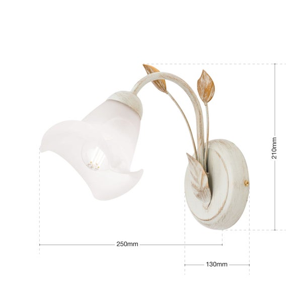 Wandleuchte im Blumen Design mit mattem Glasschirm und floralen Metallelementen inklusive Bemaßung.