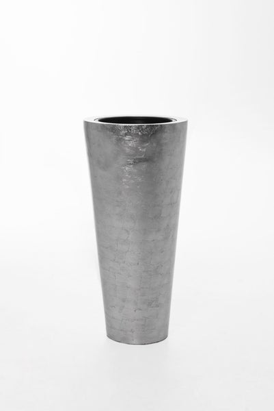 Hoher, konischer Pflanzkübel mit strukturierter silberner Oberfläche.
