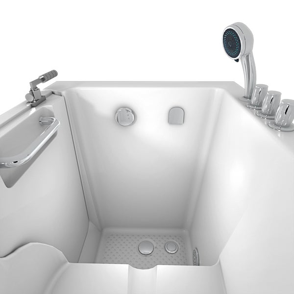 Begehbare Badewanne mit Handbrause und Armaturen, Innenansicht.