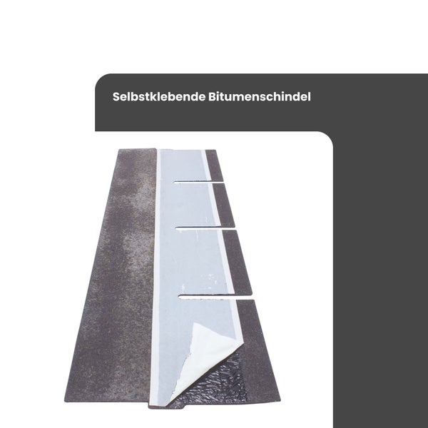 Selbstklebende Bitumenschindel mit abgezogener Schutzfolie für die Dachbedeckung.