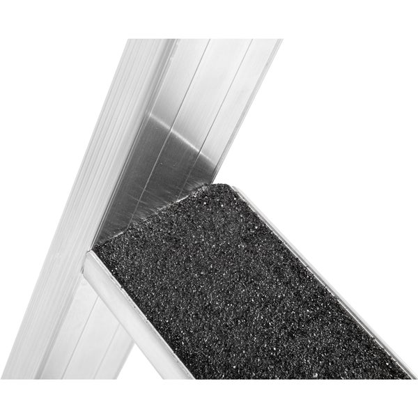 Detailaufnahme einer Sprosse einer Aluminiumleiter mit rutschfester Beschichtung
