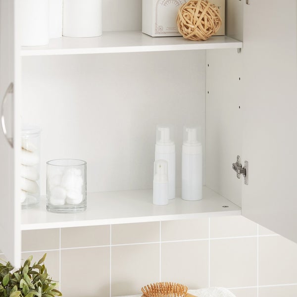 Offener weißer Badezimmerschrank mit Pflegeprodukten, Wattepads und Dekoration