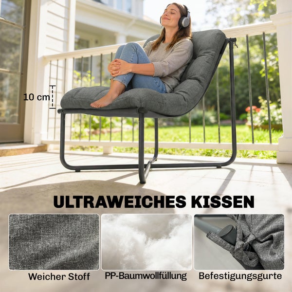 Person in Lounge-Sessel mit 10 Zentimeter dickem grauen Kissen auf Balkon. Details zeigen Stoff, Füllung und Befestigungsgurte.