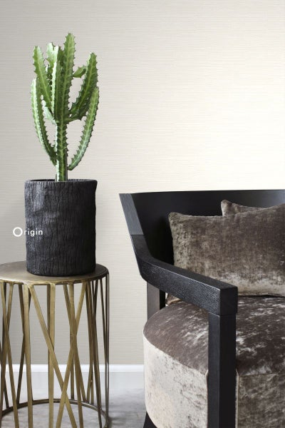 Dekorative Szene mit Kaktus in schwarzem Übertopf auf Beistelltisch und Sessel