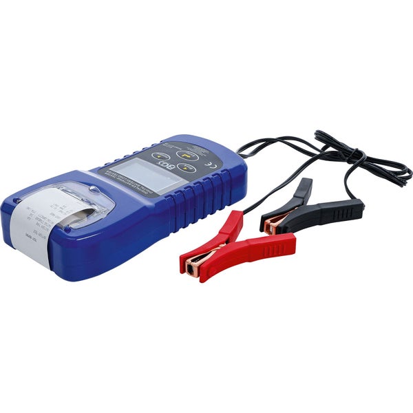 Digitales Batterietestgerät mit Zubehör im schwarzen Tragekoffer