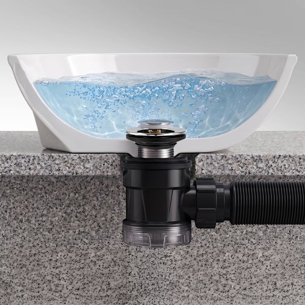 Querschnitt eines Flaschensiphons aus Kunststoff unter einem Waschbecken mit Wasser, eingebaut in eine Arbeitsplatte.