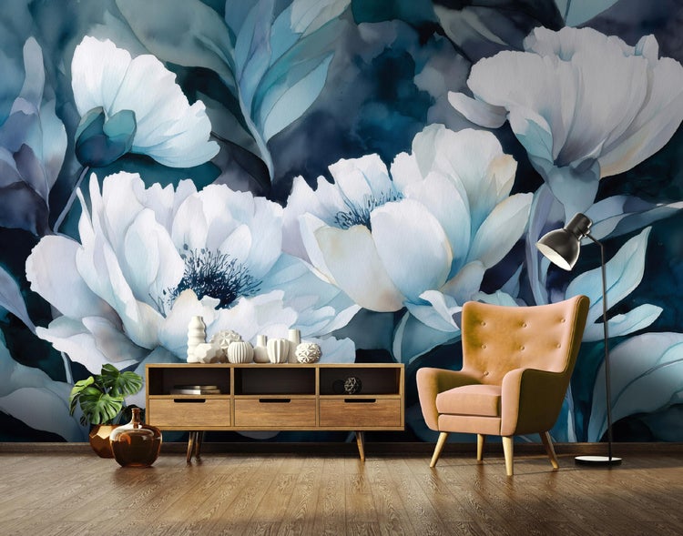 Wohnzimmer mit Blumenmustertapete, Holzkommode, Sessel und Stehlampe