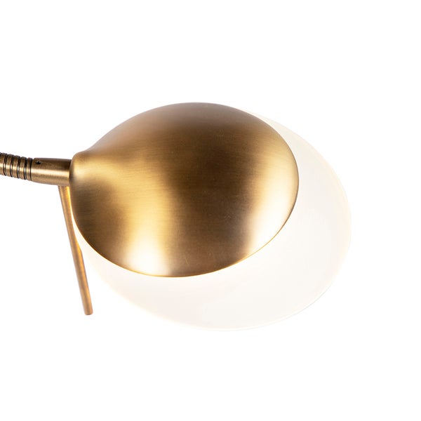 Nahaufnahme einer goldenen Schreibtischlampe mit flexibel einstellbarem Arm