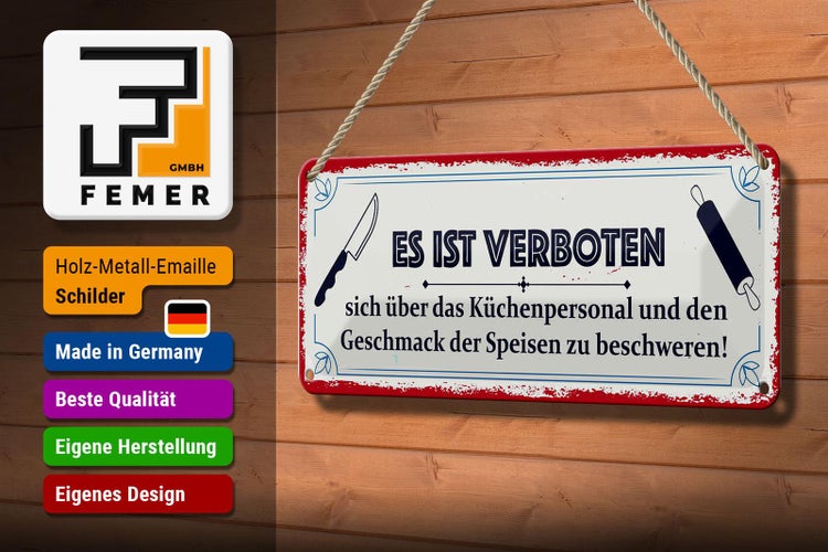 Dekoratives Küchenschild mit dem Text: Es ist verboten, sich über das Küchenpersonal und den Geschmack der Speisen zu beschweren.