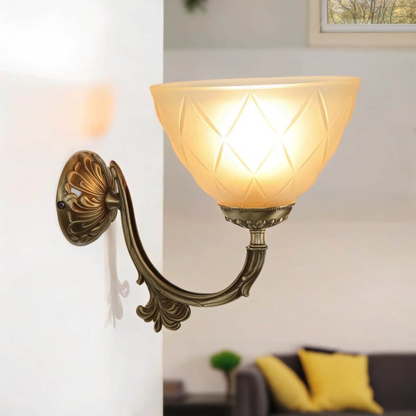 Wandleuchte mit Glasschirm und dekorativen Verzierungen