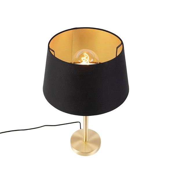 Tischleuchte mit schwarzem Stoffschirm, goldfarbener Innenseite und messingfarbenem Metallfuß.