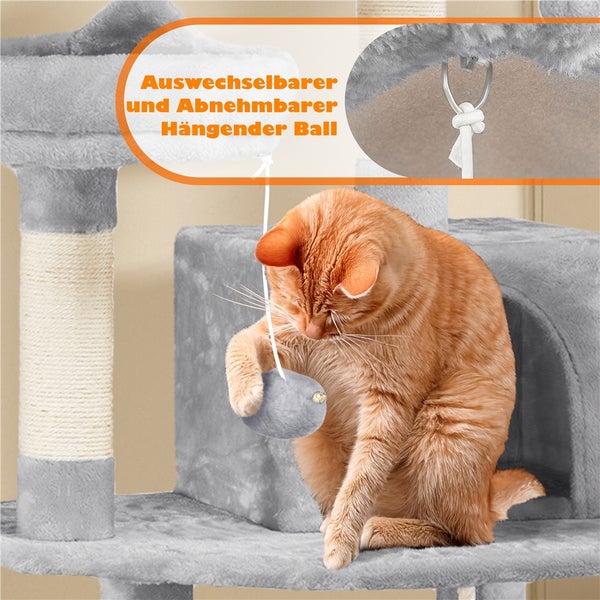 Katze spielt mit einem Ball an einem Kratzbaum