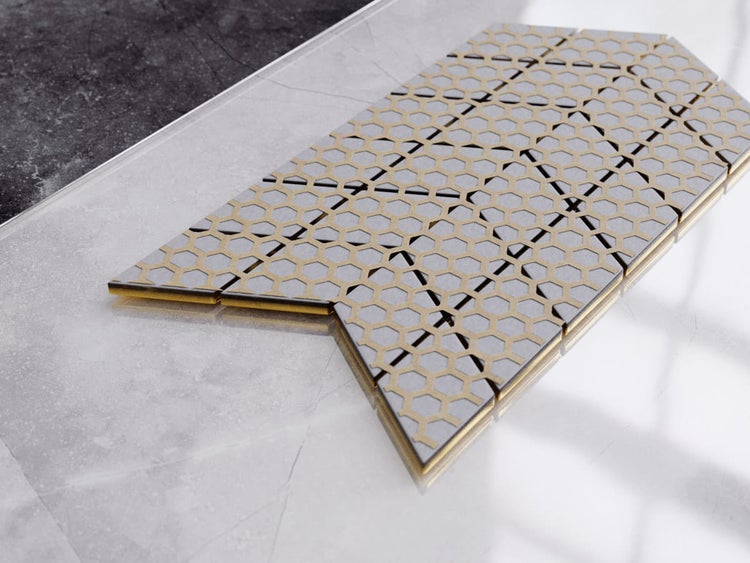 Dekorative Mosaikfliese in Pfeilform für Wandgestaltung.