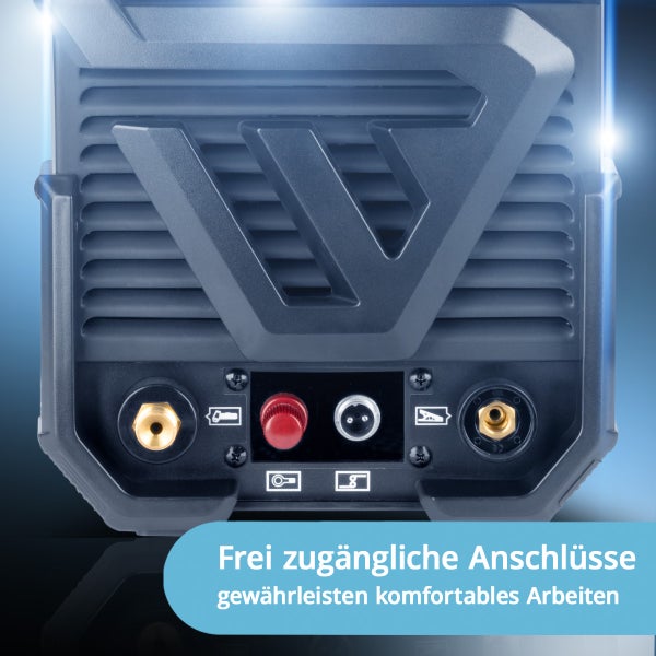 Elektriker schaltet Sicherung im Sicherungskasten um