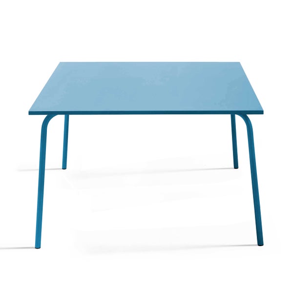 Blauer quadratischer Metalltisch mit vier abgerundeten Beinen.