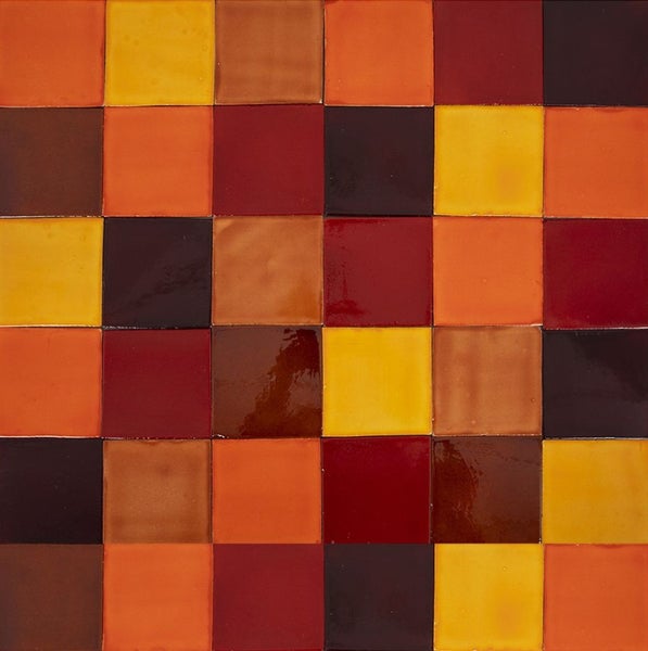 Anordnung von quadratischen Keramikfliesen für Wand und Boden