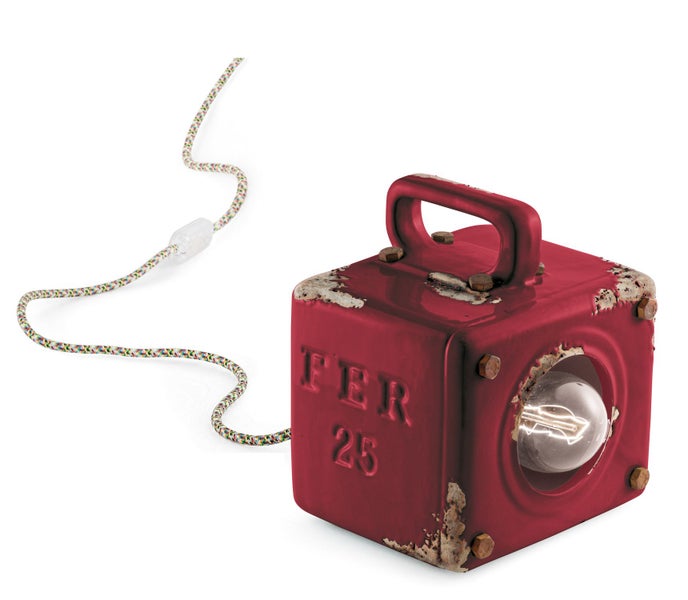 Dekorative rote Tischleuchte im Industriedesign mit Kabel und Glühbirne