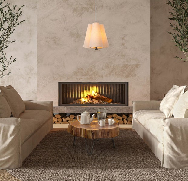 Gemütliches Wohnzimmer mit Kamin, zwei Sofas, Holztisch und Pendelleuchte