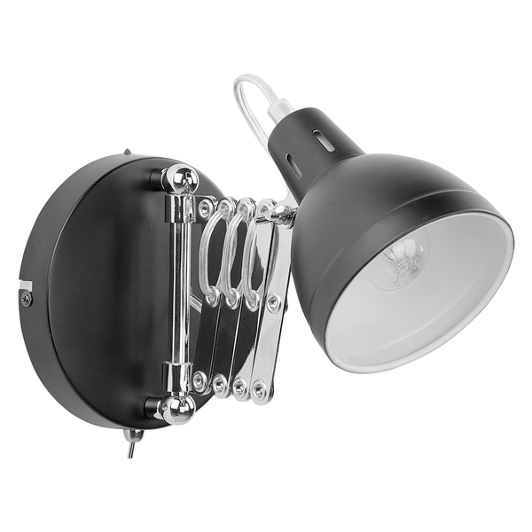 Wandleuchte mit schwarzer Halterung, ausziehbarem Scherenarm aus verchromtem Metall und schwarzem Schirm.