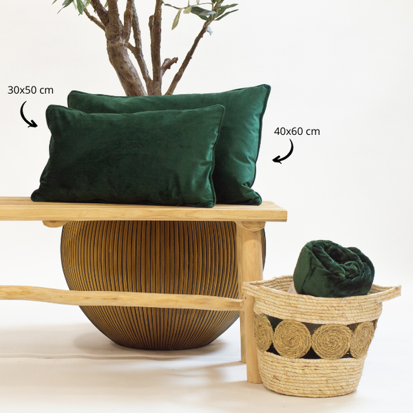 Dekorative Pendelleuchte mit Kristallen über einem Esstisch.