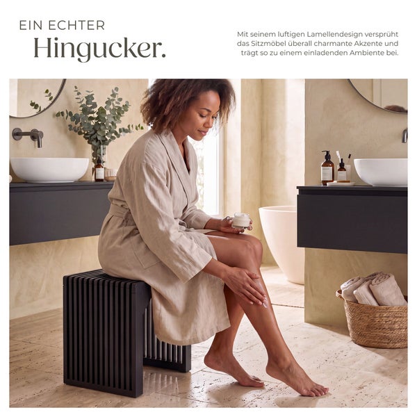 Ein moderner Hocker in Lamellenoptik mit Winkelverstärkungen und Filzgleitern als vielseitige Sitzgelegenheit oder Ablagefläche.