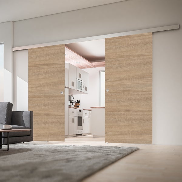 Wohnzimmer mit offenem Durchgang zur Küche durch Holzschiebetüren