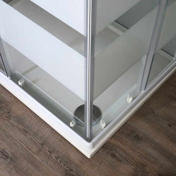 Detailansicht einer Duschkabine mit weißen und transparenten Glastüren auf Holzboden.