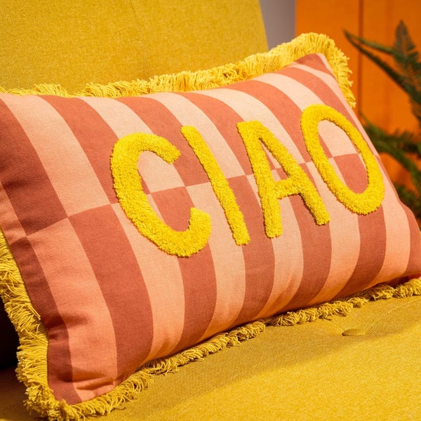 Dekokissen mit Streifenmuster und dem Wort Ciao