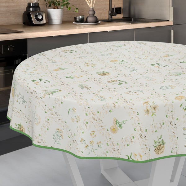 Runde Tischdecke mit Blumenmuster auf einem Küchentisch