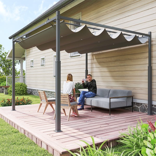 Freistehende Pergola mit ausziehbarem Sonnendach auf einer Holzterrasse vor einem Wohnhaus mit Gartenmöbeln.