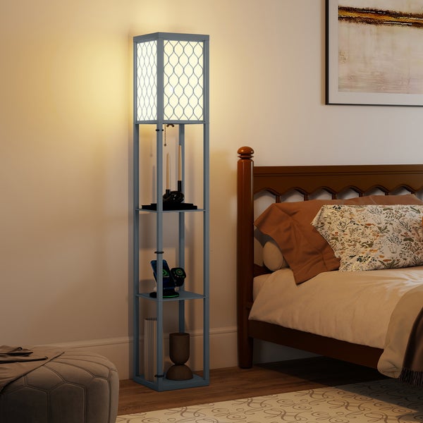 Stehleuchte mit integrierten Regalfächern und gemustertem Lampenschirm neben einem Holzbett in einem hellen und ordentlichen Schlafzimmer.