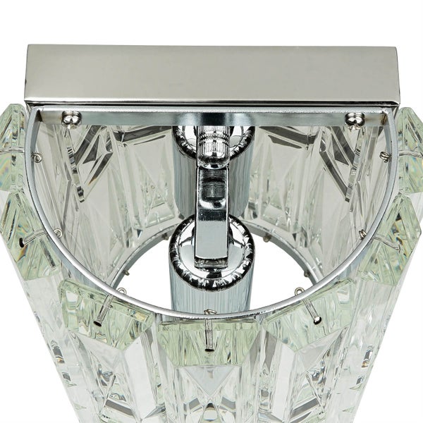 Nahaufnahme einer Deckenleuchte mit Kristallglas und Metallgehäuse