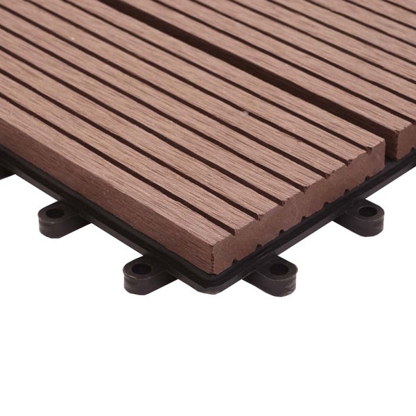 Braune Terrassenfliese aus Holz-Kunststoff-Verbundwerkstoff mit Klicksystem und geriffelter Oberfläche in Holzoptik.