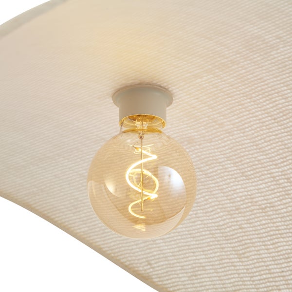 LED Filament Globe Lampe mit spiralförmigem Glühfaden in einer Lampenfassung an einem Lampenschirm befestigt.