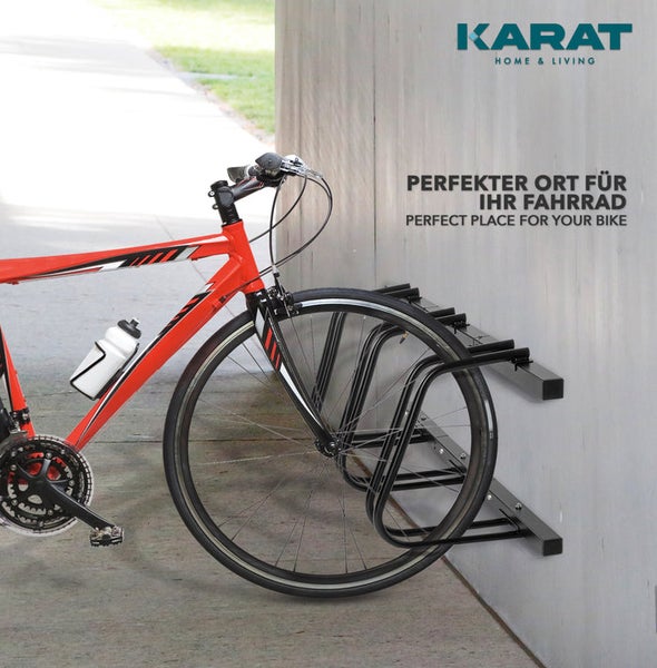Fahrrad in einer an der Wand montierten Fahrradhalterung von Karat Home and Living.