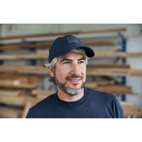 Mann mit Festool-Cap und Langarmshirt