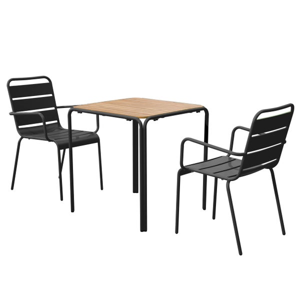 Gartenmöbel-Set bestehend aus einem quadratischen Tisch mit Holzplatte und zwei anthrazitfarbenen Metallstühlen mit Armlehnen.