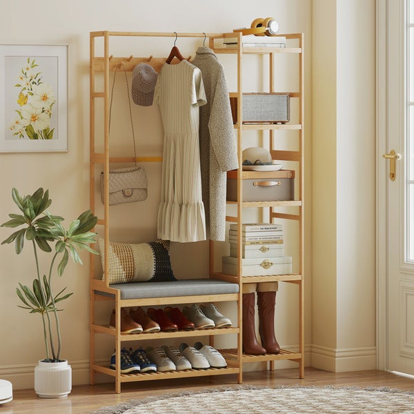 Garderobenständer aus hellem Holz mit integrierten Regalen, einer Sitzbank mit Polster und einem zweistufigen Schuhregal in einem hellen Flur.